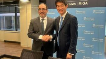 Tsutomu Yamamoto, MIGA Managing Director, and Sergio Díaz-Granados, Executive President of CAF, shaking hands